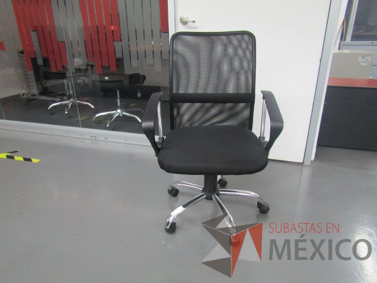 Lote 019 - 5 Sillas ejecutivas con ruedas, descansabrazos, respaldo en malla y asiento en tela color negro - Imagen 6