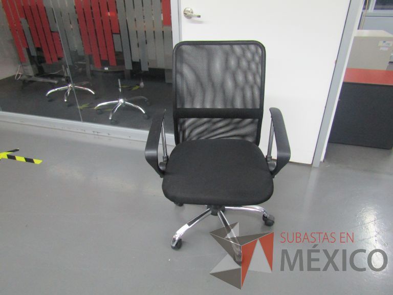 Lote 019 - 5 Sillas ejecutivas con ruedas, descansabrazos, respaldo en malla y asiento en tela color negro