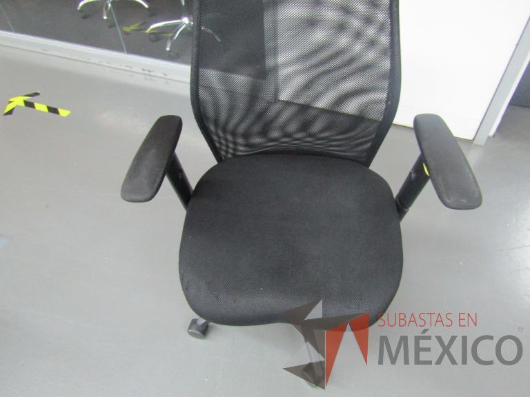 Lote 148 - Silla ejecutiva con ruedas, descansabrazos, cabecera, respaldo en malla y asiento en tela color negro - Imagen 7