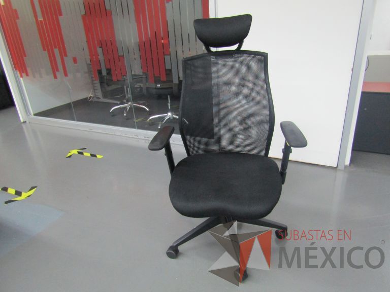 Lote 148 - Silla ejecutiva con ruedas, descansabrazos, cabecera, respaldo en malla y asiento en tela color negro - Imagen 6