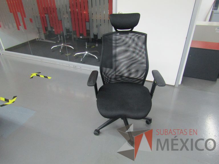 Lote 148 - Silla ejecutiva con ruedas, descansabrazos, cabecera, respaldo en malla y asiento en tela color negro