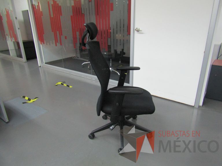 Lote 148 - Silla ejecutiva con ruedas, descansabrazos, cabecera, respaldo en malla y asiento en tela color negro - Imagen 5