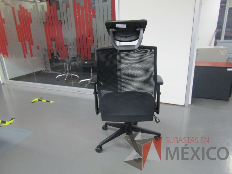 Lote 148 - Silla ejecutiva con ruedas, descansabrazos, cabecera, respaldo en malla y asiento en tela color negro - Imagen 3