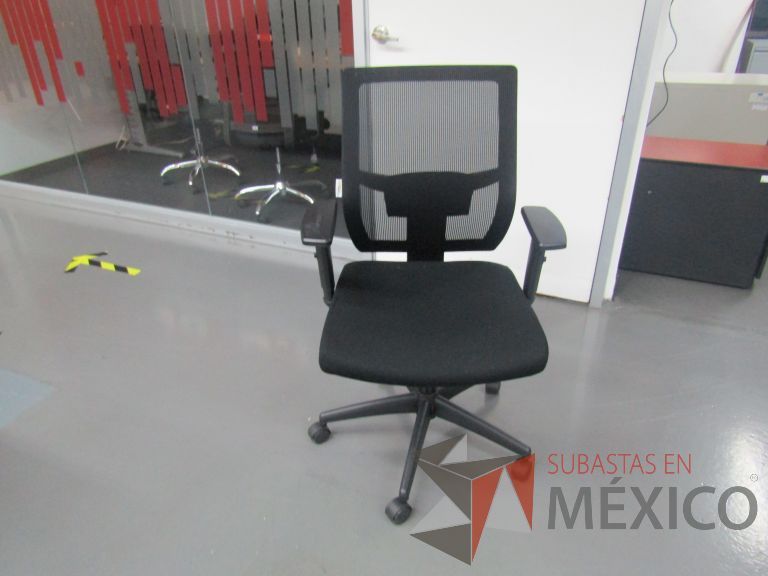 Lote 266 - 6 Sillas ejecutivas con ruedas, descansabrazos, respaldo en malla y asiento en tela color negro - Imagen 4