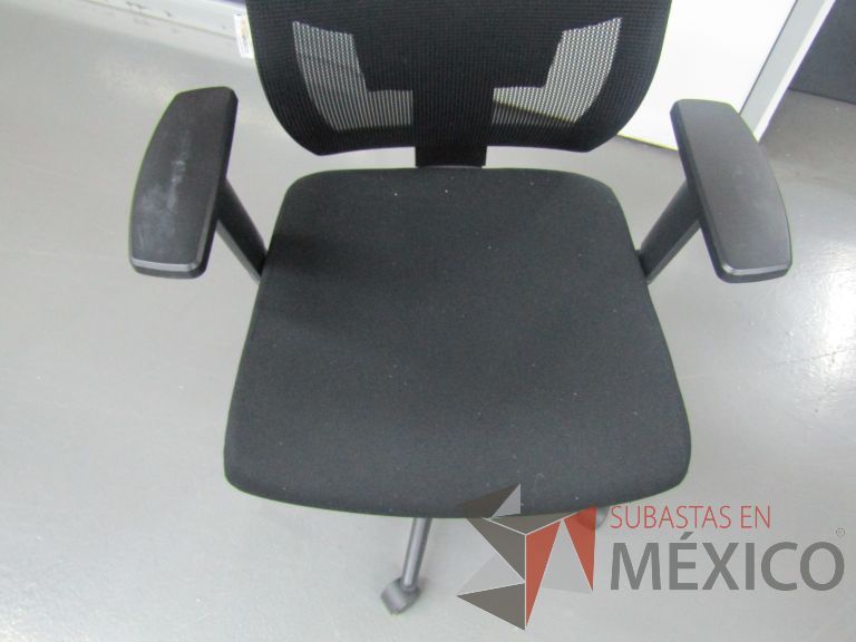 Lote 266 - 6 Sillas ejecutivas con ruedas, descansabrazos, respaldo en malla y asiento en tela color negro - Imagen 5