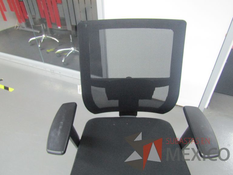 Lote 266 - 6 Sillas ejecutivas con ruedas, descansabrazos, respaldo en malla y asiento en tela color negro - Imagen 2