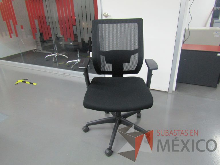 Lote 266 - 6 Sillas ejecutivas con ruedas, descansabrazos, respaldo en malla y asiento en tela color negro