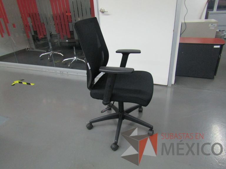 Lote 266 - 6 Sillas ejecutivas con ruedas, descansabrazos, respaldo en malla y asiento en tela color negro - Imagen 6