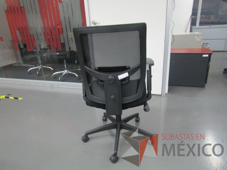 Lote 266 - 6 Sillas ejecutivas con ruedas, descansabrazos, respaldo en malla y asiento en tela color negro - Imagen 7