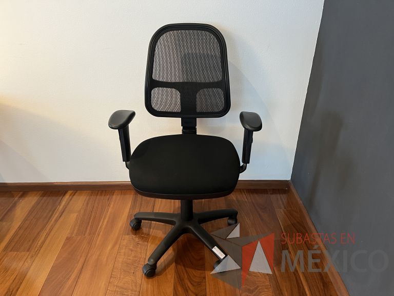 Lote 065 - Silla ejecutiva con ruedas, descansabrazos, respaldo en malla y asiento en tela color negro - Imagen 2