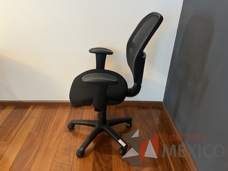 Lote 065 - Silla ejecutiva con ruedas, descansabrazos, respaldo en malla y asiento en tela color negro - Imagen 3