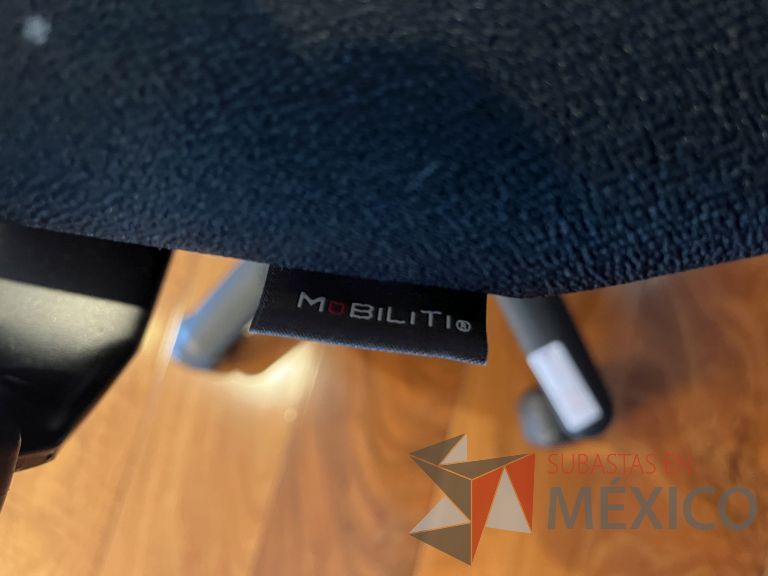 Lote 065 - Silla ejecutiva con ruedas, descansabrazos, respaldo en malla y asiento en tela color negro - Imagen 4