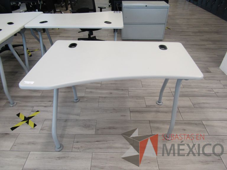 Lote 152 - Mesa de trabajo, patas metálicas y cubierta color beige con orificios para cable - Imagen 8