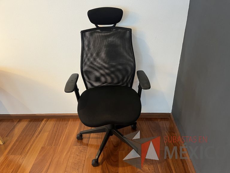 Lote 066 - Silla ejecutiva con ruedas, descansabrazos, cabecera, respaldo en malla y asiento en tela color negro - Imagen 7