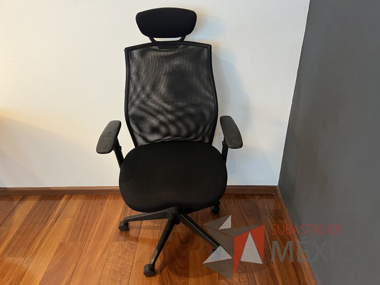 Lote 066 - Silla ejecutiva con ruedas, descansabrazos, cabecera, respaldo en malla y asiento en tela color negro