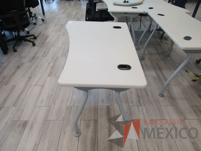 Lote 152 - Mesa de trabajo, patas metálicas y cubierta color beige con orificios para cable - Imagen 4