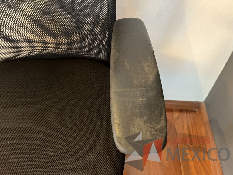 Lote 066 - Silla ejecutiva con ruedas, descansabrazos, cabecera, respaldo en malla y asiento en tela color negro - Imagen 8