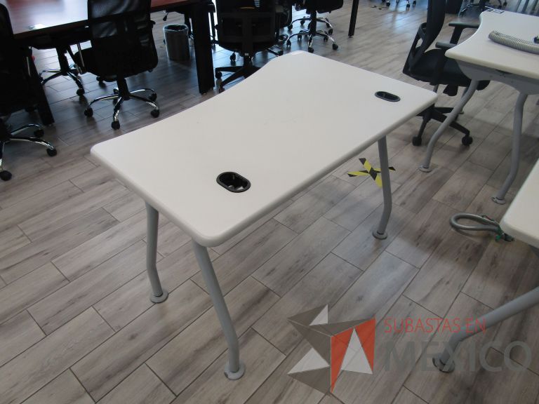 Lote 152 - Mesa de trabajo, patas metálicas y cubierta color beige con orificios para cable - Imagen 3