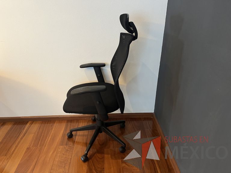 Lote 066 - Silla ejecutiva con ruedas, descansabrazos, cabecera, respaldo en malla y asiento en tela color negro - Imagen 4