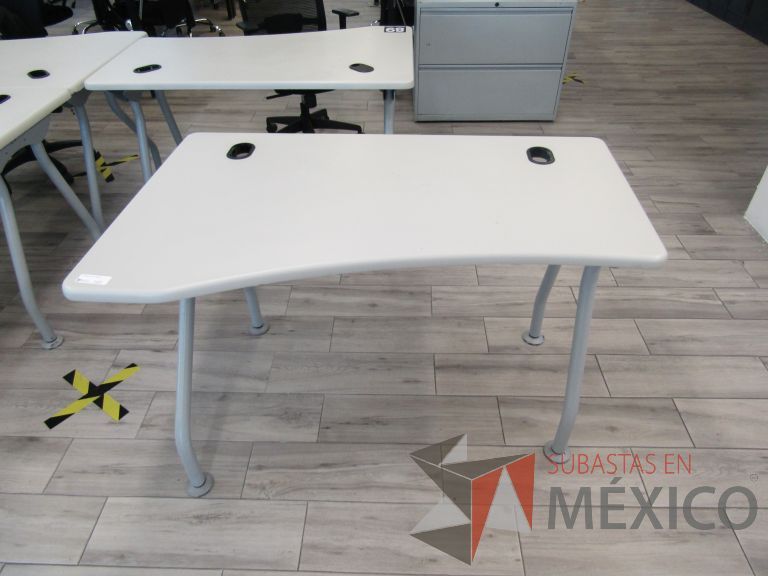 Lote 152 - Mesa de trabajo, patas metálicas y cubierta color beige con orificios para cable - Imagen 2