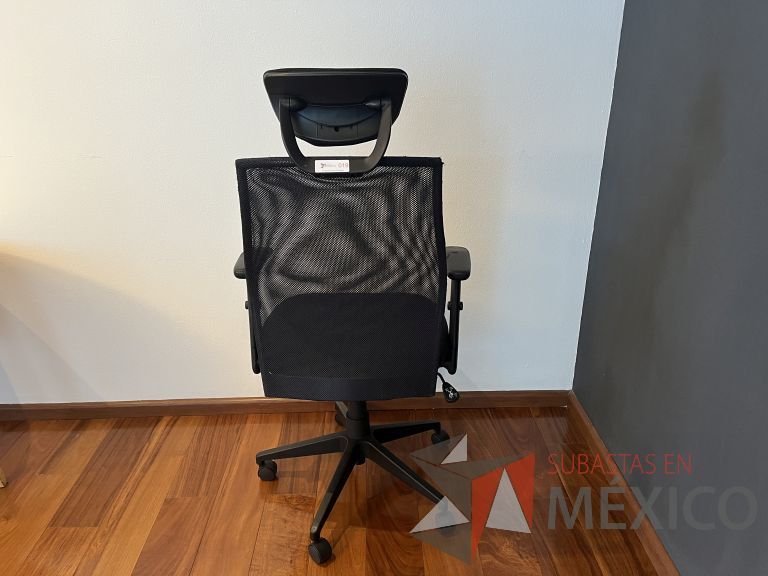 Lote 066 - Silla ejecutiva con ruedas, descansabrazos, cabecera, respaldo en malla y asiento en tela color negro - Imagen 6