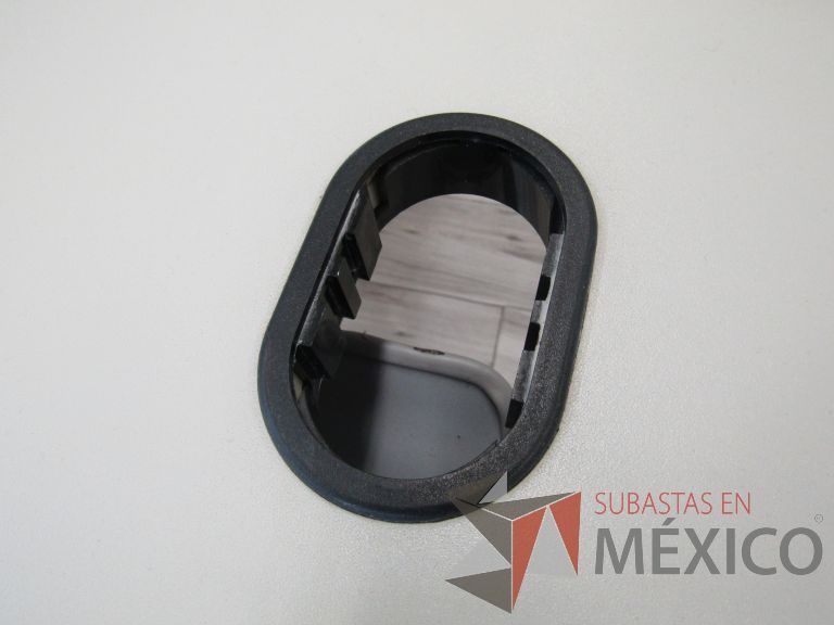 Lote 152 - Mesa de trabajo, patas metálicas y cubierta color beige con orificios para cable - Imagen 11