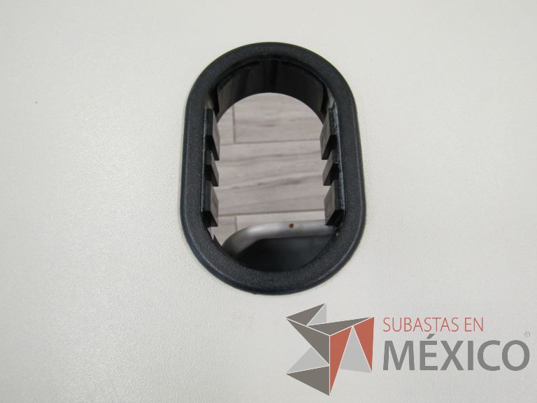 Lote 152 - Mesa de trabajo, patas metálicas y cubierta color beige con orificios para cable - Imagen 10