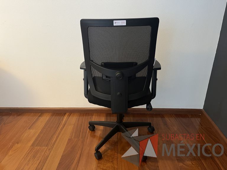 Lote 258 - 2 Sillas ejecutivas con ruedas, descansabrazos, respaldo en malla y asiento en tela color negro - Imagen 2
