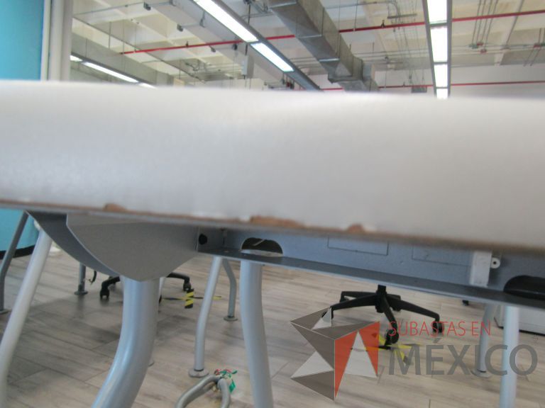 Lote 152 - Mesa de trabajo, patas metálicas y cubierta color beige con orificios para cable - Imagen 15