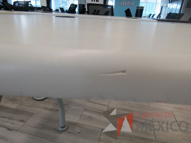 Lote 152 - Mesa de trabajo, patas metálicas y cubierta color beige con orificios para cable - Imagen 16