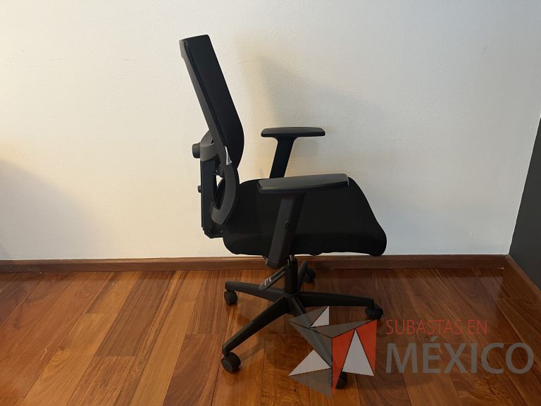 Lote 258 - 2 Sillas ejecutivas con ruedas, descansabrazos, respaldo en malla y asiento en tela color negro - Imagen 4