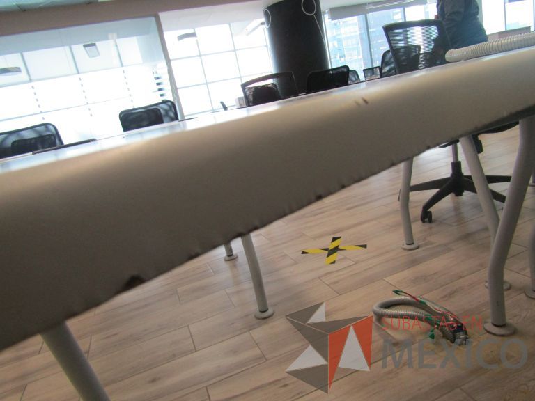 Lote 152 - Mesa de trabajo, patas metálicas y cubierta color beige con orificios para cable - Imagen 13