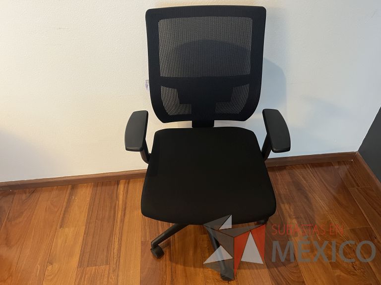 Lote 258 - 2 Sillas ejecutivas con ruedas, descansabrazos, respaldo en malla y asiento en tela color negro - Imagen 5