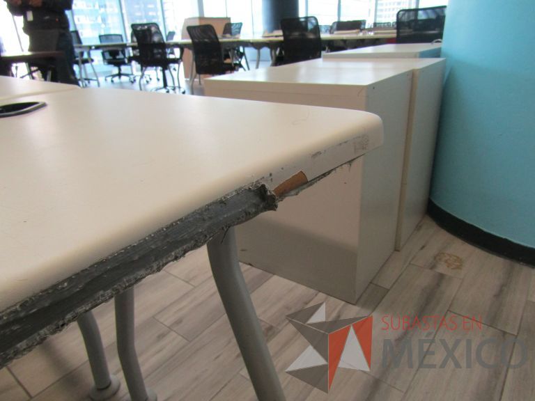 Lote 152 - Mesa de trabajo, patas metálicas y cubierta color beige con orificios para cable - Imagen 12