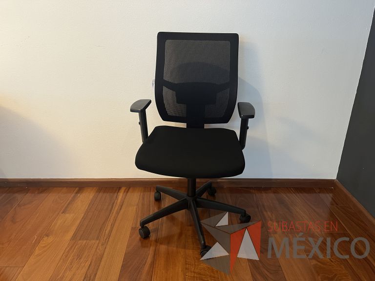 Lote 067 - Silla ejecutiva con ruedas, descansabrazos, respaldo en malla y asiento en tela color negro