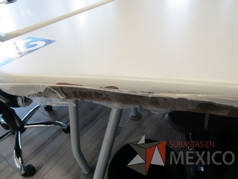 Lote 152 - Mesa de trabajo, patas metálicas y cubierta color beige con orificios para cable - Imagen 14