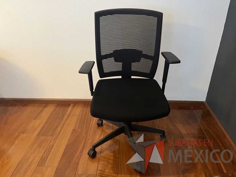 Lote 068 - Silla ejecutiva con ruedas, descansabrazos, respaldo en malla y asiento en tela color negro
