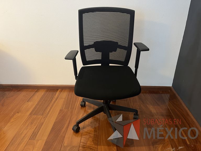 Lote 068 - Silla ejecutiva con ruedas, descansabrazos, respaldo en malla y asiento en tela color negro - Imagen 2