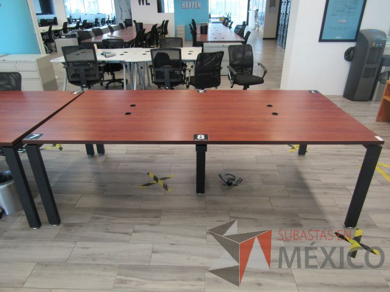 Lote 001 - Mesa de trabajo, patas metálicas y cubierta color café - Imagen 2