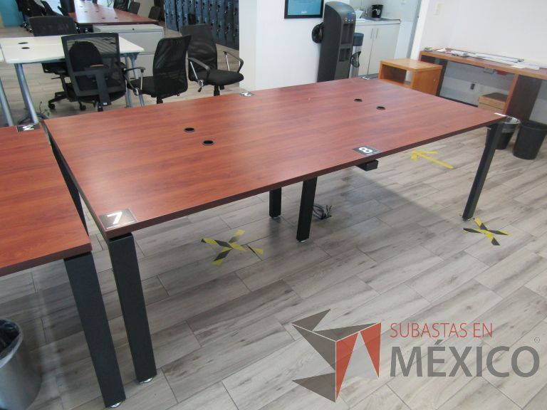 Lote 001 - Mesa de trabajo, patas metálicas y cubierta color café - Imagen 3