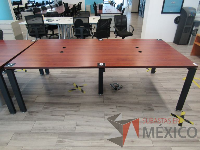 Lote 001 - Mesa de trabajo, patas metálicas y cubierta color café