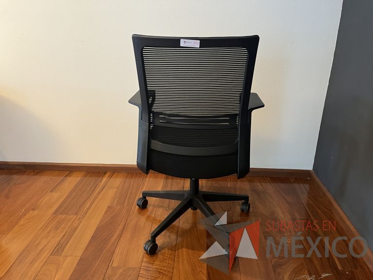 Lote 069 - Silla ejecutiva con ruedas, descansabrazos, respaldo en malla y asiento en tela color negro - Imagen 2