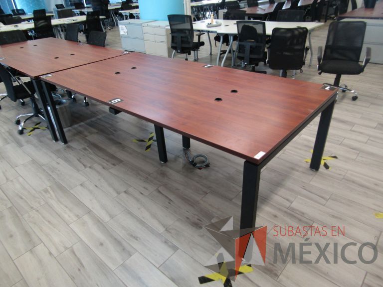 Lote 153 - Mesa de trabajo, patas metálicas y cubierta color café - Imagen 5