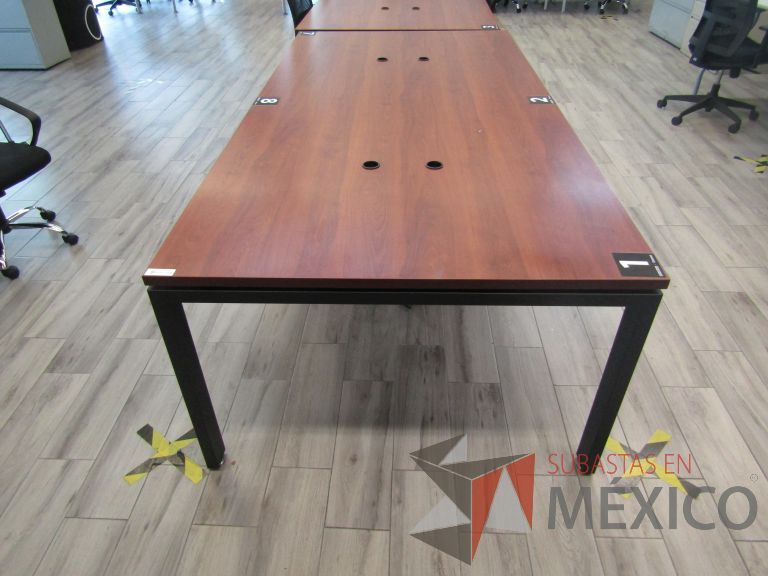 Lote 153 - Mesa de trabajo, patas metálicas y cubierta color café - Imagen 3