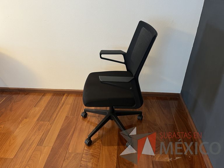 Lote 069 - Silla ejecutiva con ruedas, descansabrazos, respaldo en malla y asiento en tela color negro - Imagen 3