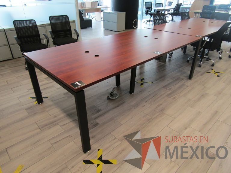 Lote 001 - Mesa de trabajo, patas metálicas y cubierta color café - Imagen 9