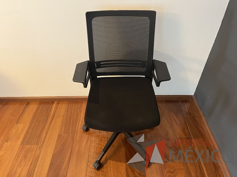 Lote 069 - Silla ejecutiva con ruedas, descansabrazos, respaldo en malla y asiento en tela color negro
