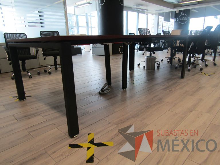 Lote 001 - Mesa de trabajo, patas metálicas y cubierta color café - Imagen 8