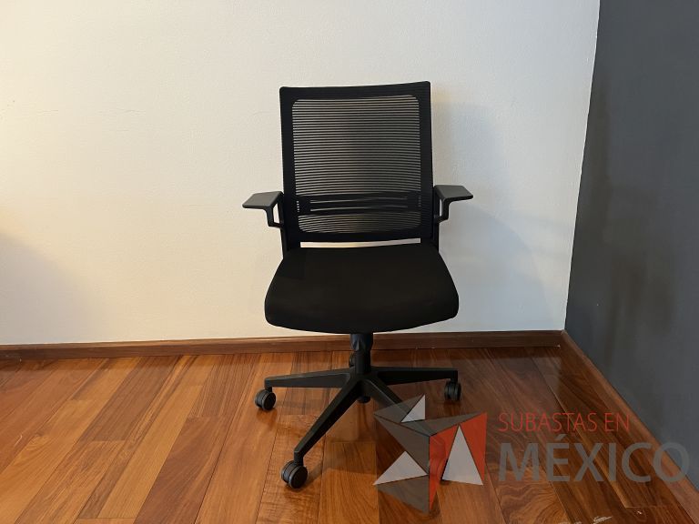 Lote 069 - Silla ejecutiva con ruedas, descansabrazos, respaldo en malla y asiento en tela color negro - Imagen 5
