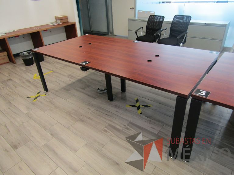 Lote 001 - Mesa de trabajo, patas metálicas y cubierta color café - Imagen 11